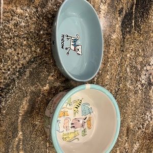 Cat dishes for water and food